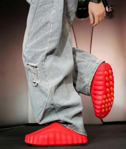 Couple Style Closed-Toe Slides with Thick Sole — Lightweight, Soft Non-Slip Soles, Wear-Resistant; Suitable for Home/Shower Use and Casual Outdoor Wear