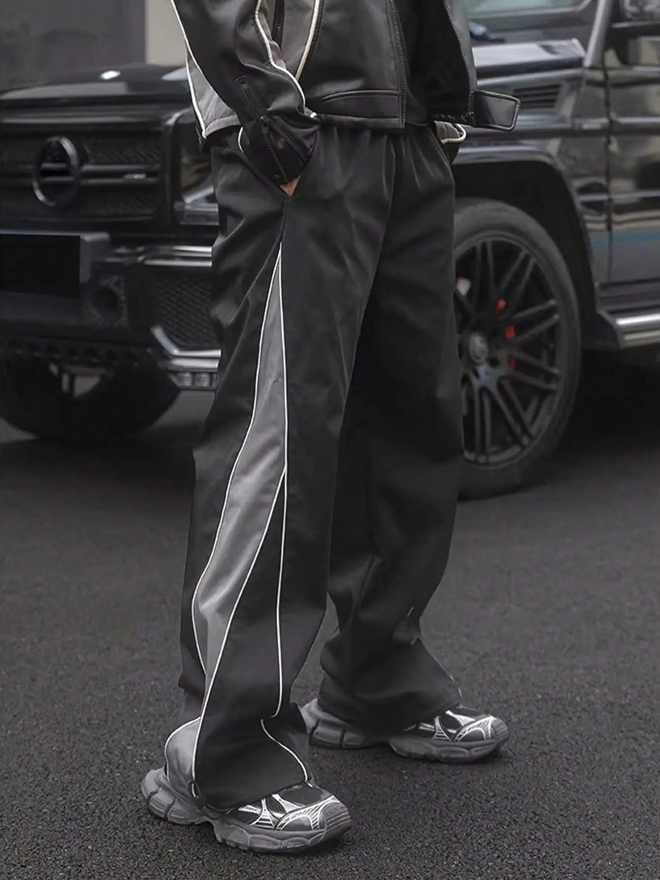 Men’s contrast reflective striped wide-leg casual pants featuring a smooth fabric with pendant details and side stripes; American high-street style suitable for everyday commuting—fashionable, versatile, and distinctive.