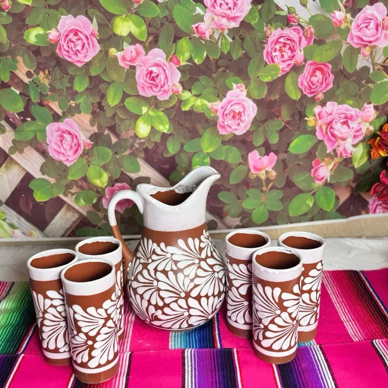 Jarra con vasos terracota con blanco Jarra con vasos terracota con blanco