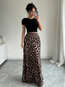 A set of women's casual Fitted leopard print skirt, suitable for autumn and winter, suitable for home, indoor, and outdoor wear