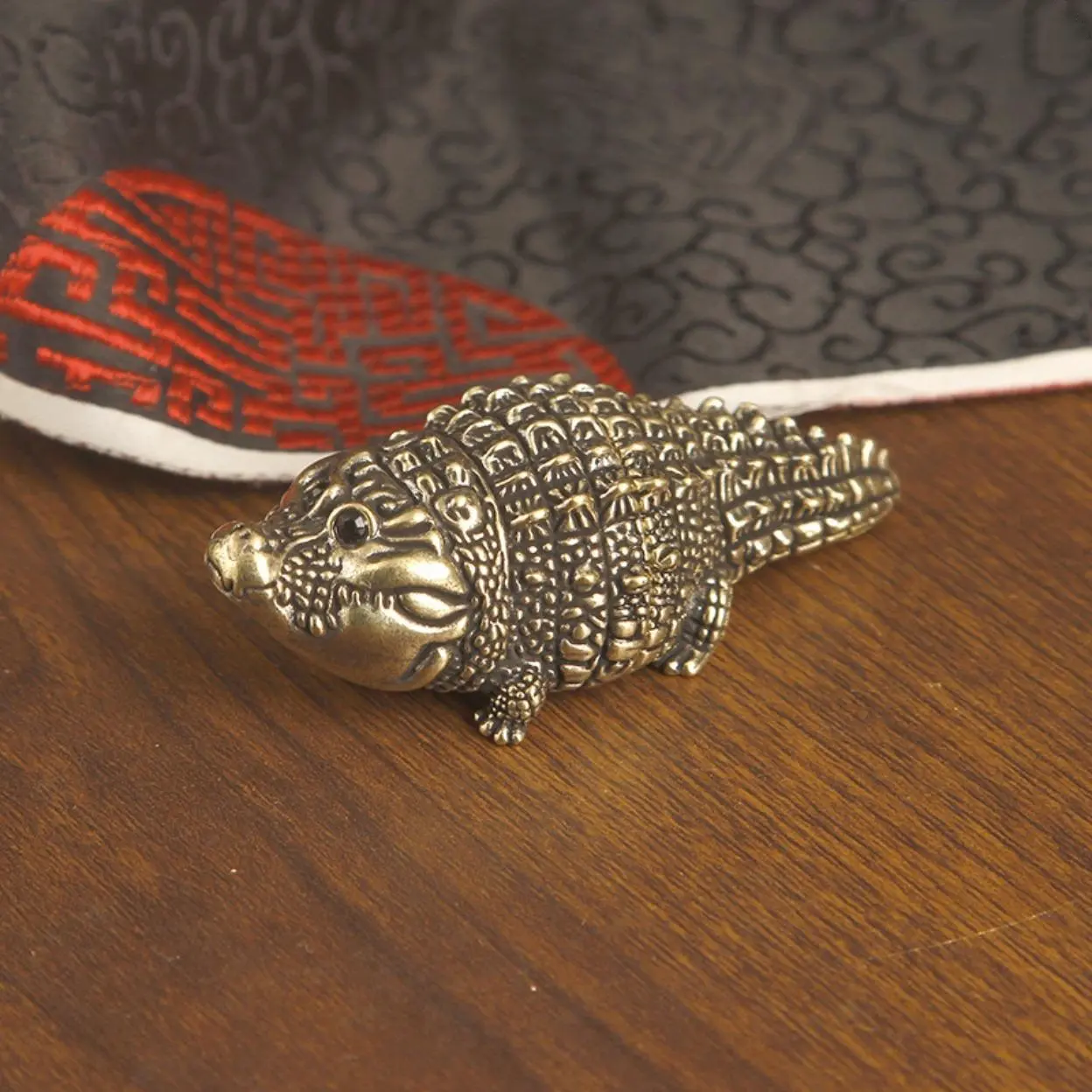 Chubby Brass Alligator Figurine, Detailed Cast‑Metal Crocodile Statue Ornament, Vintage Hand‑Carved Texture Small Desk Decor, Compact Pocket‑Sized Animal Sculpture For Office, Bookshelf, Tabletop And Household Decoration