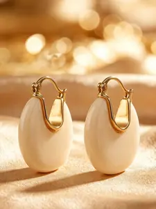 1 pair of fashionable water droplet earrings, with warm beige egg noodles as the main stone and retro gold ear hooks, suitable for daily wear, vacation and dating occasions, and is also a surprising and exquisite small gift.