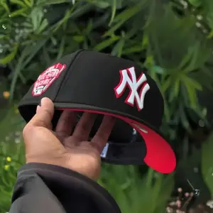 New York Yankees Snapback Cap – 59FIFTY Fitted Style Flat Bill Hat, Black Red Undervisor Design, High Crown Streetwear Fashion, Men Women Urban Outfit Essential, Popular TikTok Sport Look