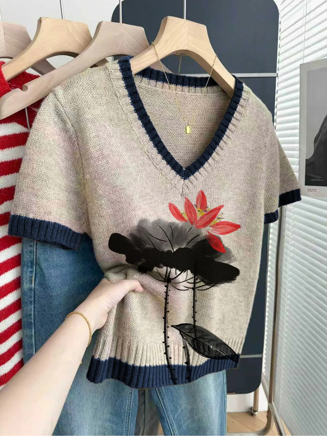 Casual loose V-neck short-sleeve knit top with contrast trim and ink wash print. Perfect for spring and summer,ideal for women's daily wear. Available in khaki and other styles, Knitwear