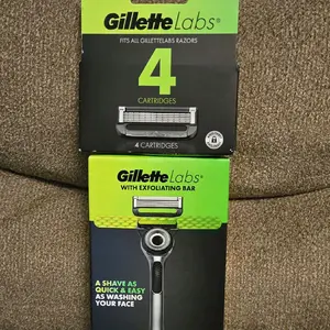 GilletteLabs with Exfoliating Bar by Gillette Razor for Men - 1 Handle, 1 cartridge in box and 1 pack of 4 Refills, Includes Premium Magnetic Stand
