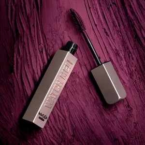 Whats Up Beauty - Watch Me! Volumizing and Lengthening Mascara with Peptide and Vitamin B5 - Shade Burgundy