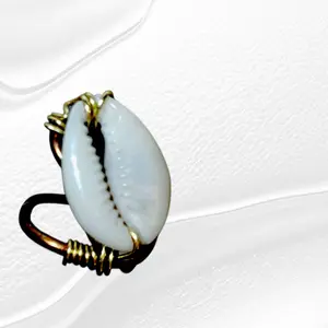 Crowley Shell Rings - Elegant Design with Smooth Finish, Featuring a Central Shell and Gold Accents