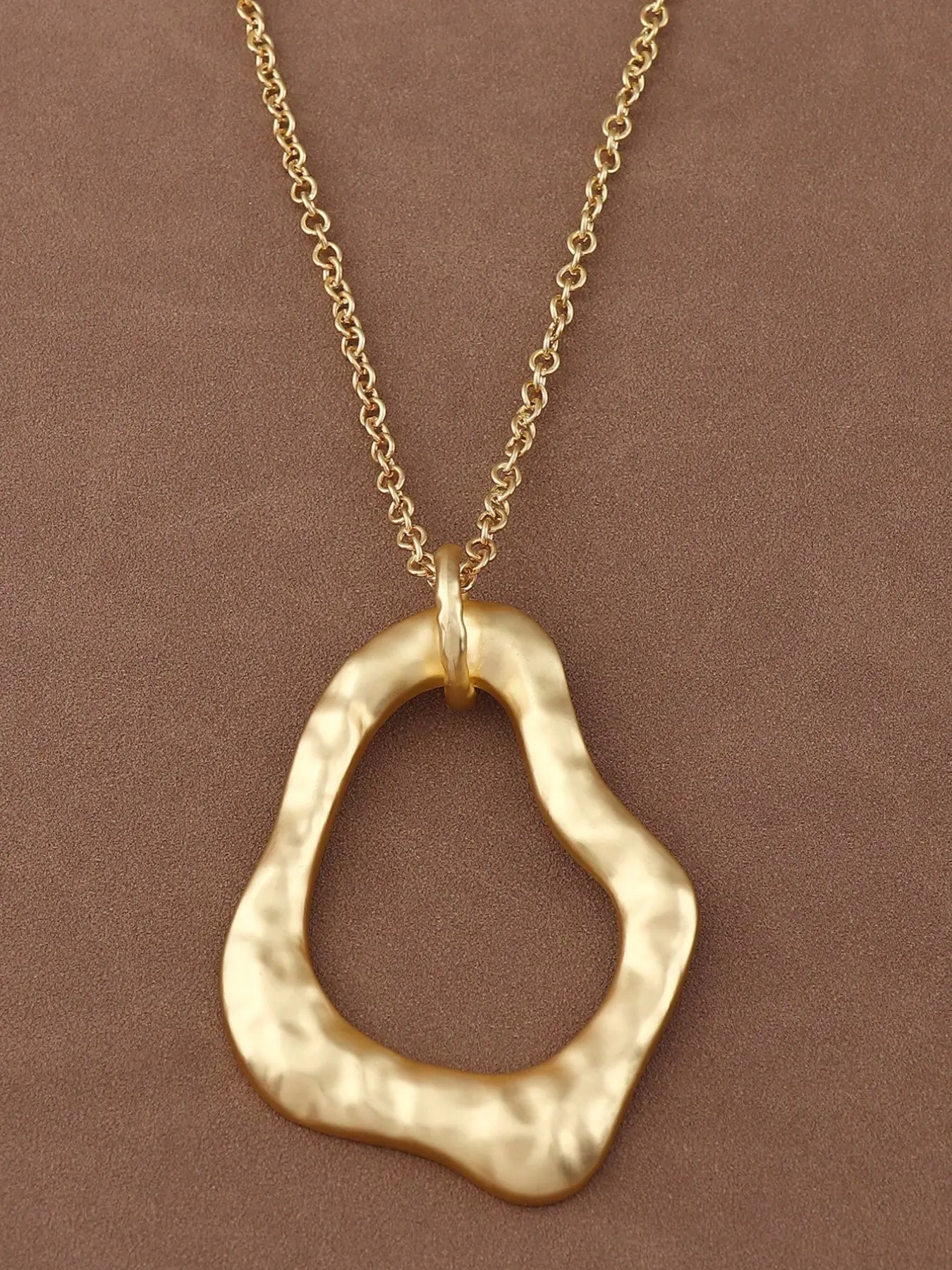 1pc Fashionable Matte Gold Alloy Minimalist Hollow Asymmetrical Pendant Necklace, Boho Style Casual Trendy Jewelry Hammered Square Pendant Long Chain Statement Necklace For Women's Daily Wear