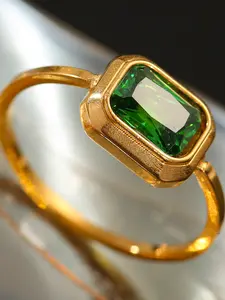 Vintage Emerald Square Gemstone Ring, Metal Band, Retro Inlay Craftsmanship, Luxurious Vintage Elegance, Daily Commute Style, Chic Emerald Ring