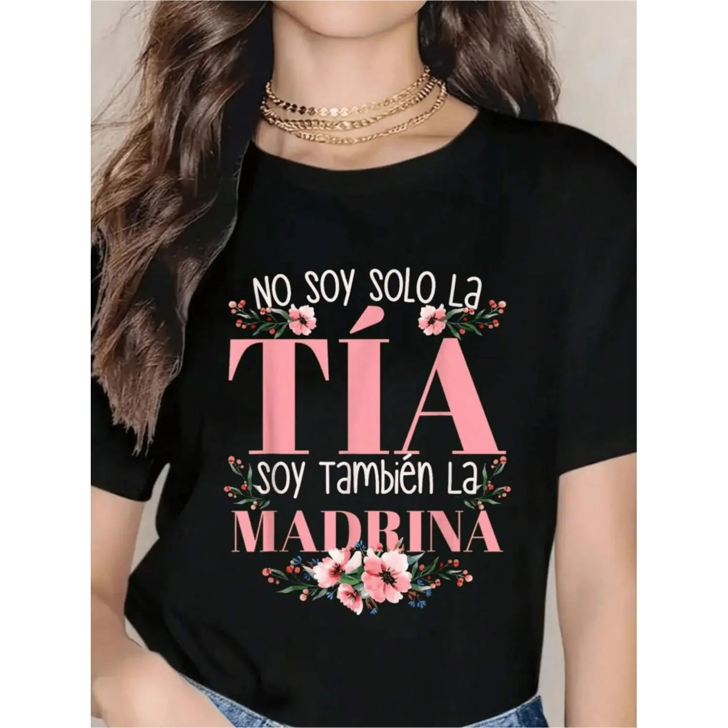 Bold Spanish Phrase T-Shirt No Soy Solo La Tía Soy La Madrina Lightweight Breathable Short Sleeve Round Neck Tee Perfect for Casual Athleisure Spring Summer and Fall