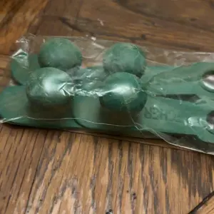 2 Pairs Rooster Booster Protection Chicken Mitt Safety Poultry Bird Botas para GALLOS BREEDING Supplies Color Assorted, Leg Protect & Care, Best Rubber Silicone Botas Guantes Protectores de Gallos