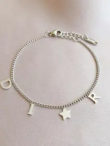 The adjustable letter bracelet is a fashionable, personalized, versatile, and minimalist star shaped bracelet that is suitable for daily wear, vacations, dates, and other occasions. It is also a surprising and exquisite small gift.