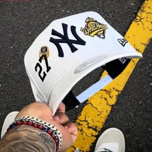 New Era NY Yankees 9FORTY Adjustable Baseball Cap, Hat for Men Women, Curved Brim Structured Crown, Premium Cotton Streetwear Cap, TikTok Trending