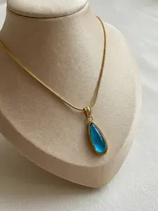 Trendy Teardrop Pendant Necklace, Alloy Shimmering Simple Aquamarine Pendant, High-End Collarbone Chain, Women's Daily Wear, Dainty Necklace, Teardrop Shape Pendant, Teardrop Jewelry, Teardrop Pendant Necklace Gift