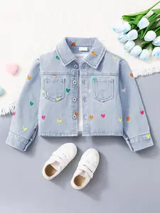 Young kids (4-7 years) girls spring and autumn colorful heart embroidered denim jacket, young kids denim jacket, playful daily casual wear, cropped lapel soft denim top, sweet and lovely daily wear, suitable for playing