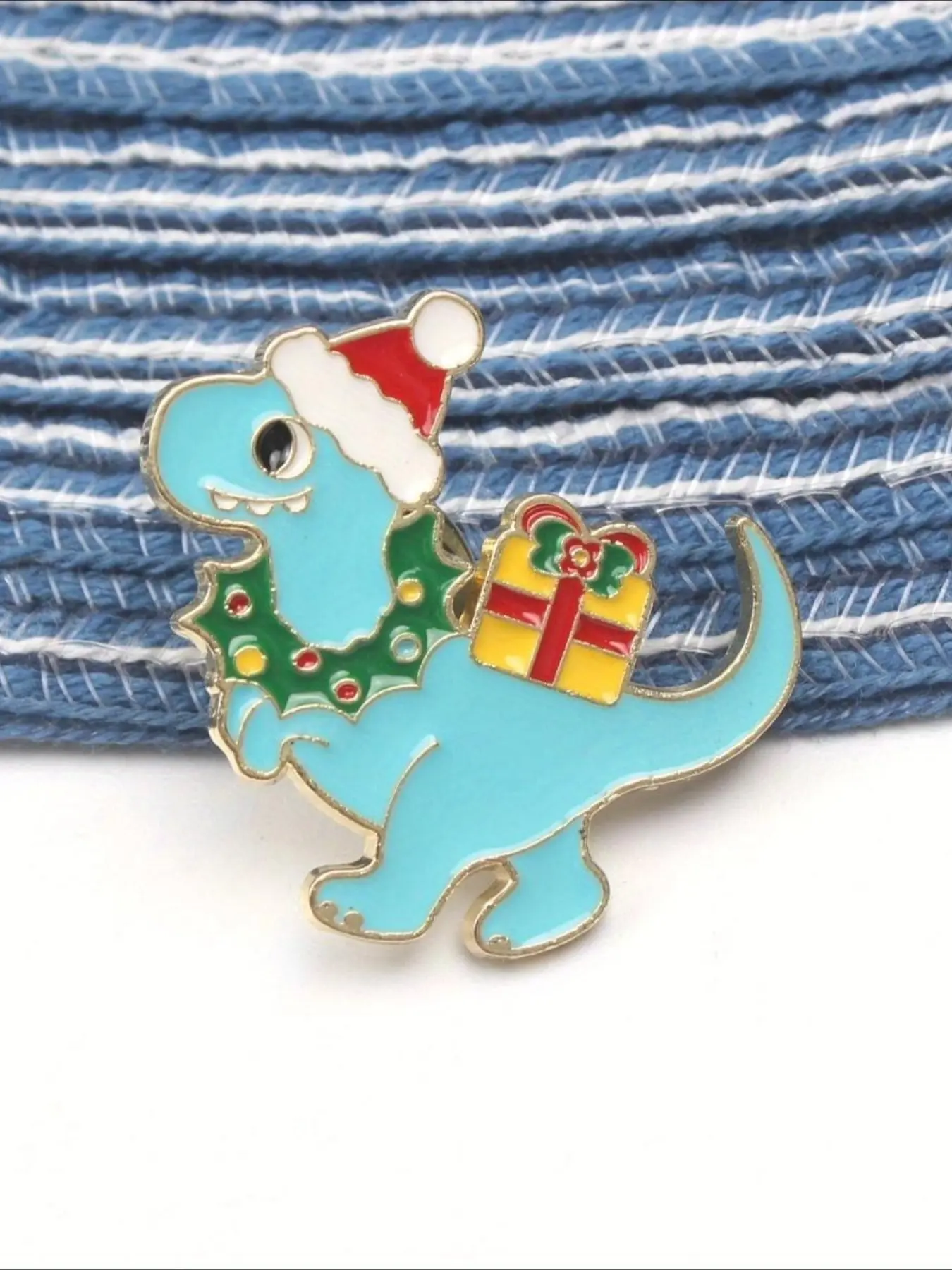 Whimsical "Cute Christmas Dinosaur with Gift & Wreath" Enamel Brooch Pin, Festive Santa Hat T-Rex Lapel Badge, Holiday Dinosaur Jewelry, Unisex Fashion Accessory Gift for Xmas Party, Daily Backpack Clothes Decor