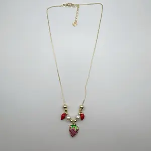 Cadena con Dije de Fresa de Oro Laminado High-Quality Necklace with Strawberry Pendant and Red Beads