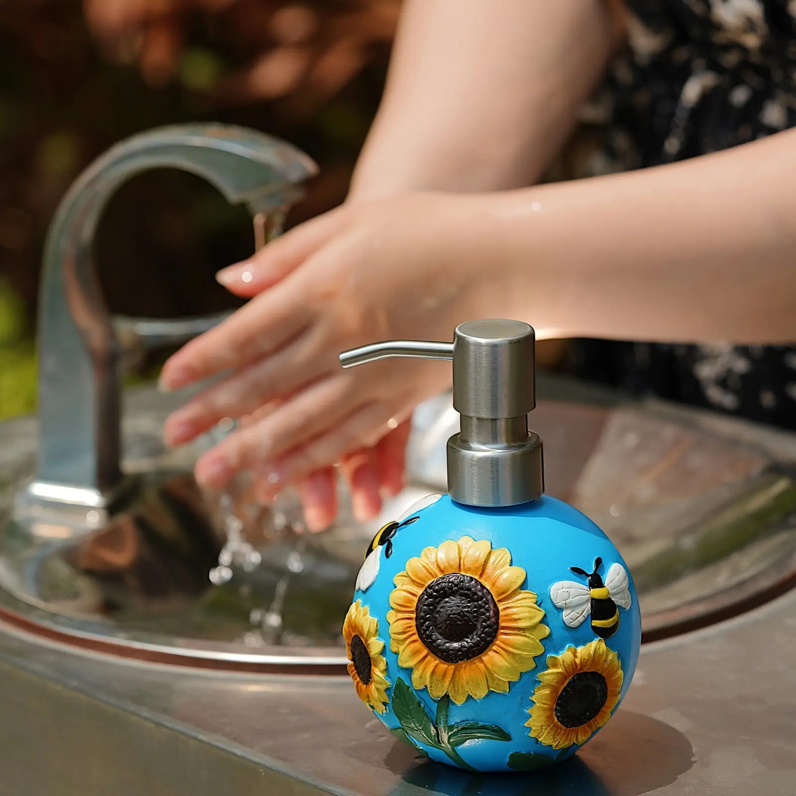 1pc Sunflower & Bee Design Resin Soap Dispenser, Rustic Press-Type Lotion Bottle For Home Bathroom, Decorative Refillable Shampoo Container