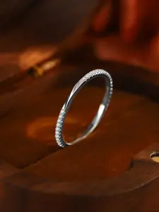 925 Sterling Silver Twisted Band Ring Inlaid with Zirconia, Exquisite Fusion of Delicate Lines and Dazzling Brilliance, Effortlessly Stylish for Both Stacking and Solo Wear, Perfectly Complements a Variety of Fashion Styles, Cubic Zirconia Rings