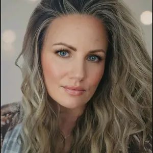 Watered Souls C1314809 Denise in Smokey Sandstone 20" wig.  13x4 Lace, 120 density, Scandinavian hairlne. Heat Tolerance 350. She comes with a free wig cap and free gift. All gifts with purchase should be mailed back upon return of the purchase.