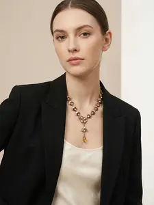 A fashionable and elegant shell chain pendant necklace, suitable for daily wear, vacation dates, and other occasions, and is also a surprising and exquisite small gift.