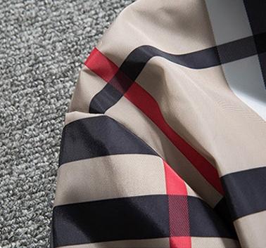 Men’s plaid hooded jacket, casual lightweight zip-up raincoat, classic plaid patterned hooded outerwear, suitable for street wear in spring and autumn.