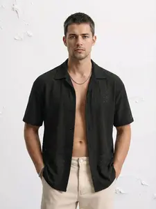Men's Vacation Casual Style, INS Matched With A Knitted Black And White Geometric Striped Crochet Textured Jacquard Loose Short-Sleeve Shirt. Featuring A Button Placket, This Shirt Embodies French Elegance And Romance, Making It Perfect For Hawaiian Beach