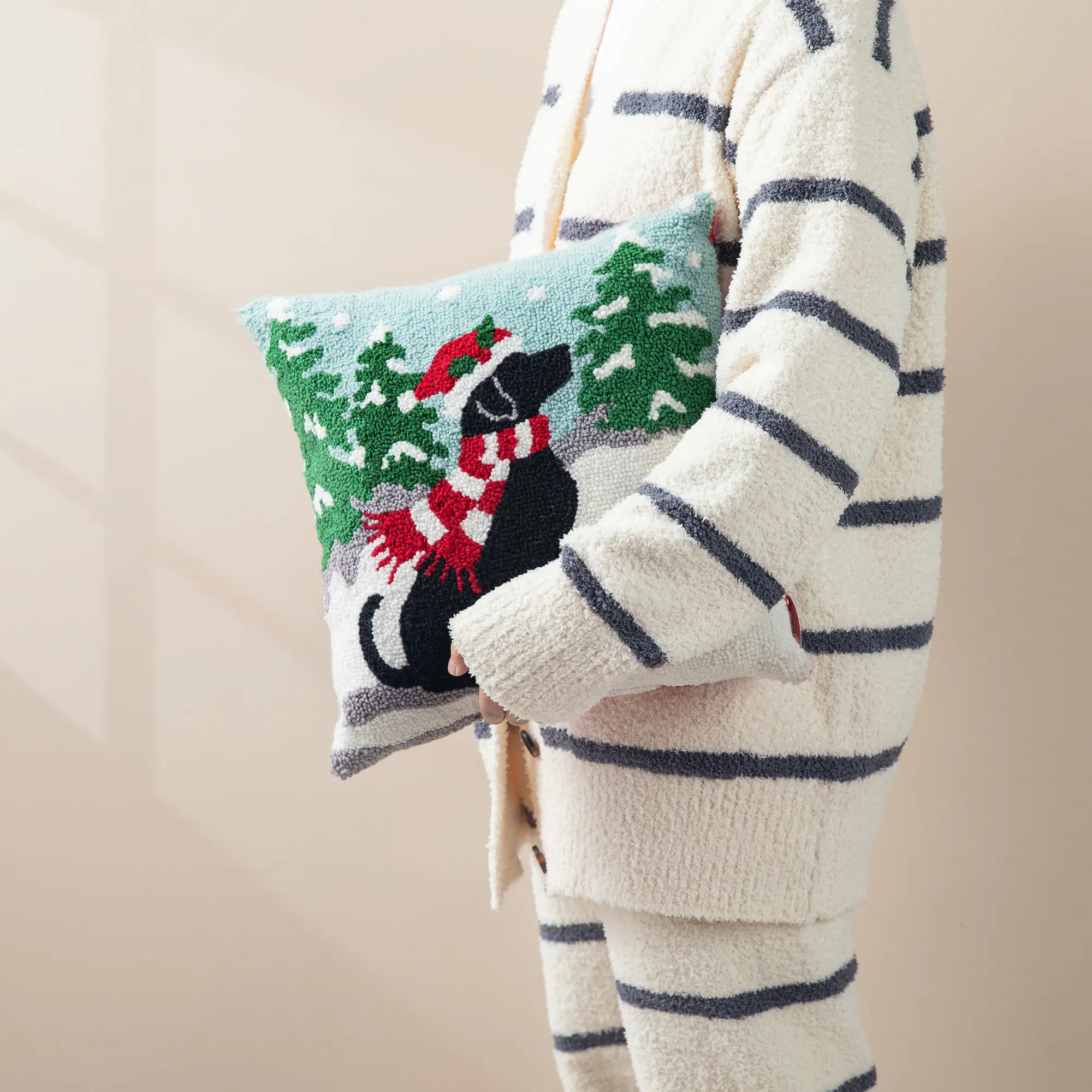 Glitzhome Hand-Made Red Festival Holiday Soft Hooked Christmas Cat & Dog Outdoor Sofa Pillow