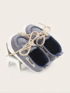Stylish Retro Baby Shoes with Soft Sole Newborn Casual Sports Shoes Versatile Flat Canvas Sneakers for Infants Soft Soled Shoes Walking Shoes Babies