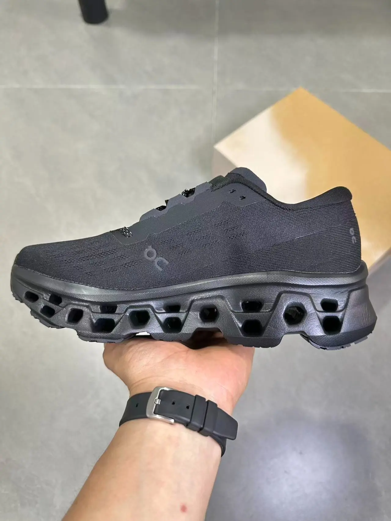 Versatile Soft All Black Integrated Cushion Sneakers Breathable Lightweight For Travel Walking Daily Wear