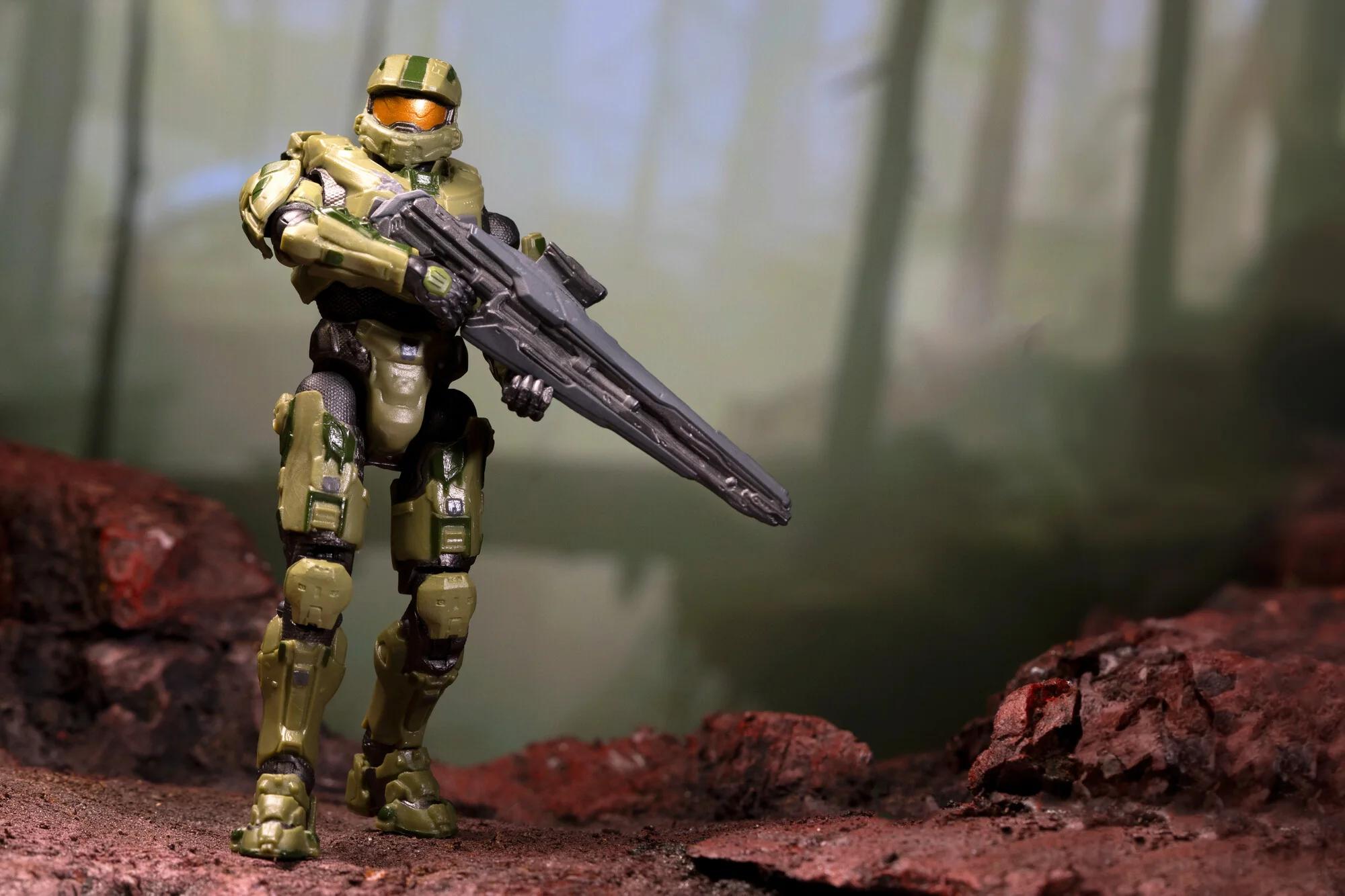 Master Chief (Halo 4) - Collectible Figure with Detailed Armor and Weapon, Green Outfit