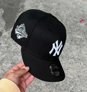 9FORTY New York Yankees 1999 World Series Side Patch Cap – Cream & Black Adjustable Hat with Red NY Logo