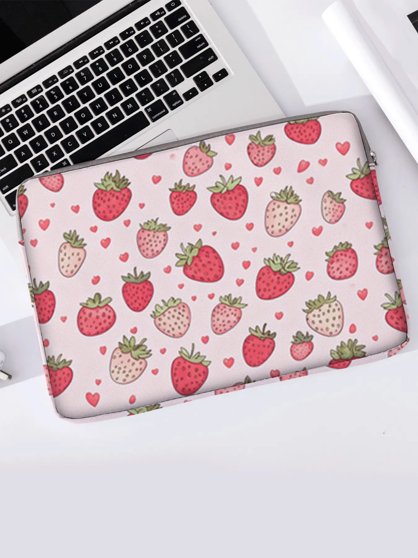 Strawberry Pattern Notebook Bag, Soft Laptop Sleeve, Fits Laptops, Tablets, Zipper Storage Pouch, Casual Style, All Seasons