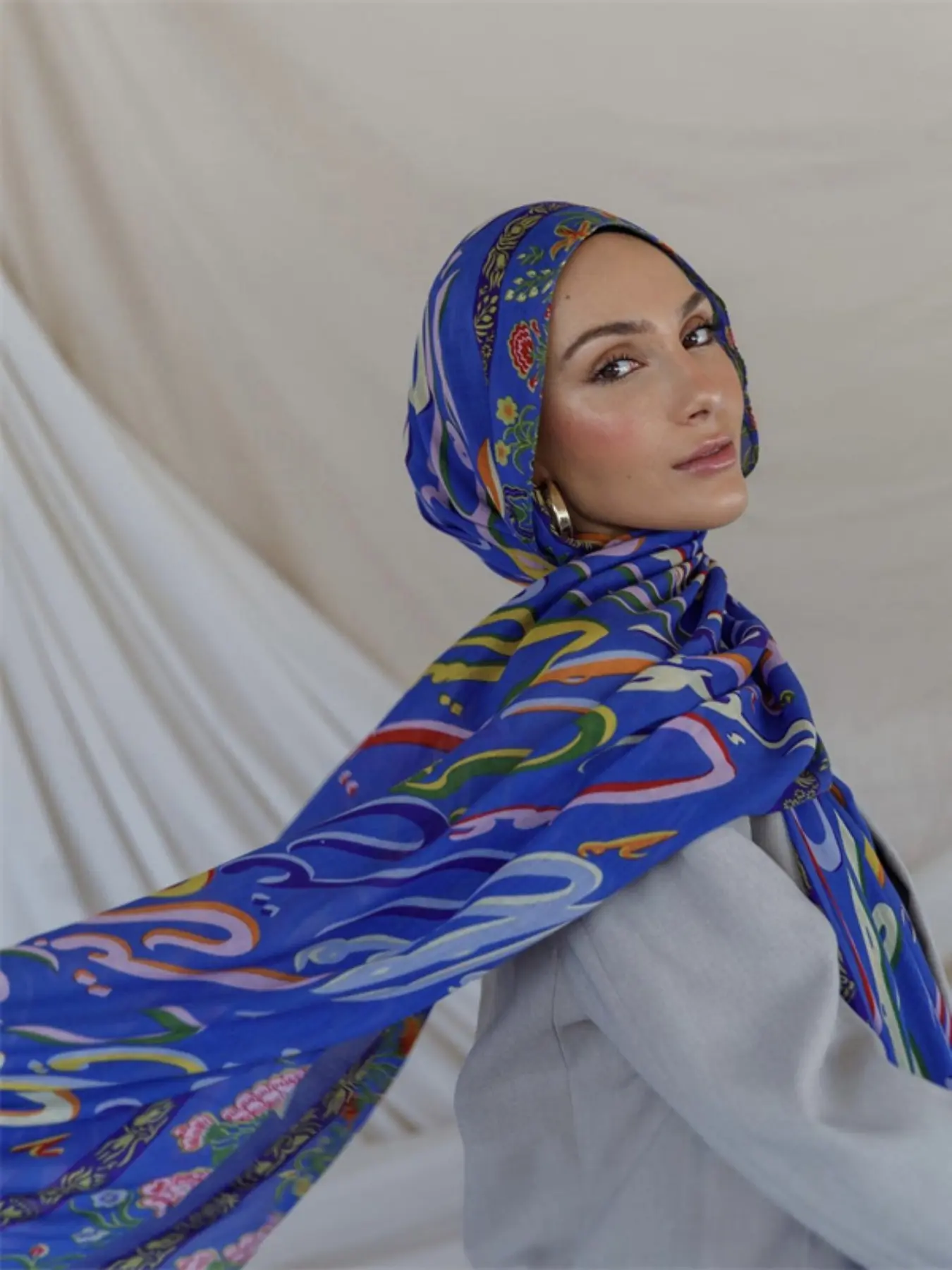 Women's Fashion Graffiti Watercolor Tignon Scarf Polyester Muslim Hijab Modesty, Stylish and Versatile Headscarf for All Seasons Muslim Headscarf Cover