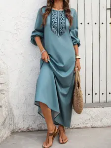 A women's solid color long dress with black ethnic-style embroidery and loose lantern sleeves, featuring a casual and retro comfortable style, suitable for relaxed yet stylish occasions such as daily shopping, vacation strolling, or small outdoor gatherin