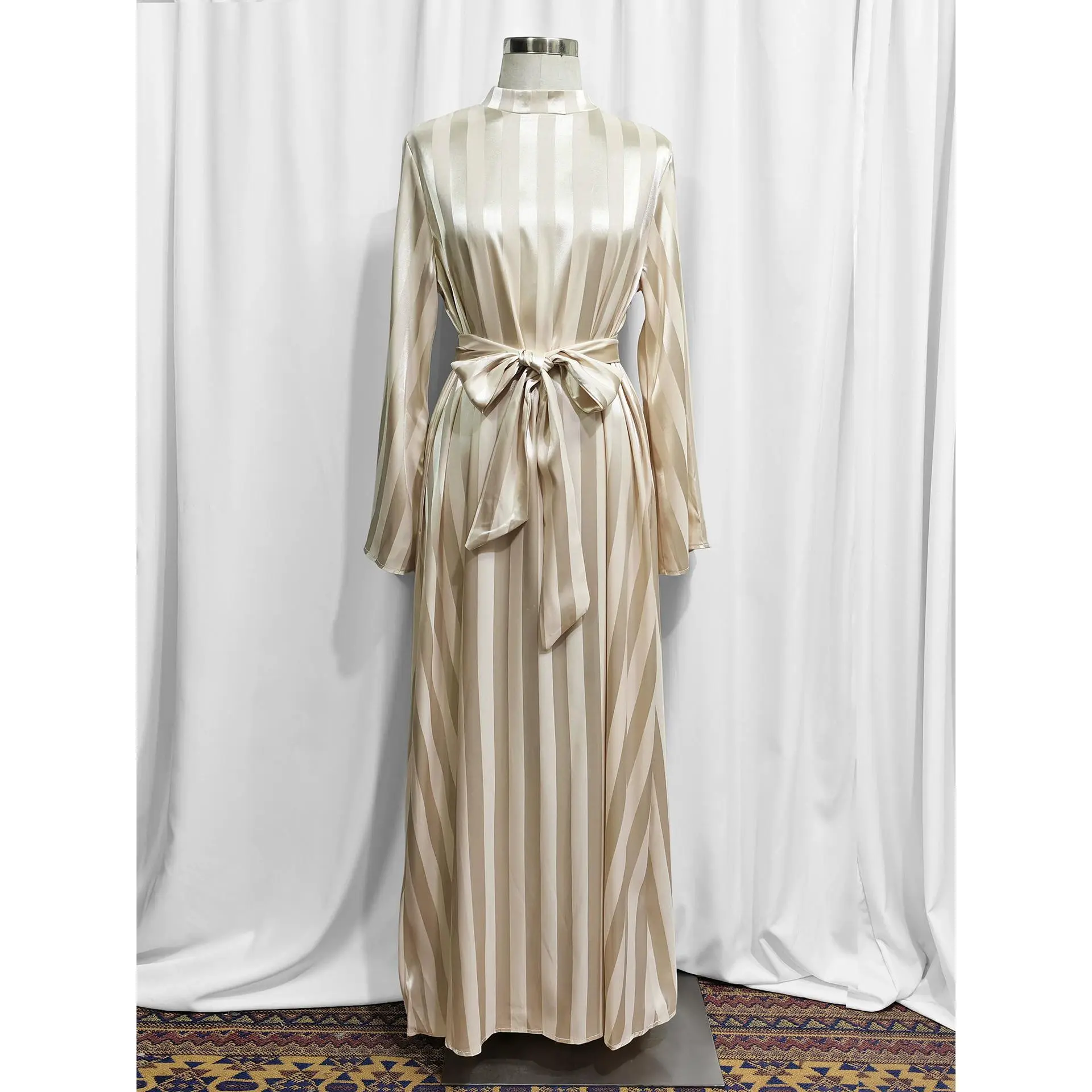 Ramadan Muslim Middle Eastern women's long dress with standing collar and flared sleeves, fashionable satin Saudi Arabian robe