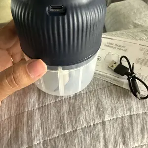 Electric Garlic Chopper,  4 Sharp Blades，Portable Veggie Chopper, 300ML Garlic Grinder Masher Onion Chopper, Blender to Vegetable, Cordless Food Processor for Ginger, Chili, Fruit, Meat, Spices, Beans, etc
