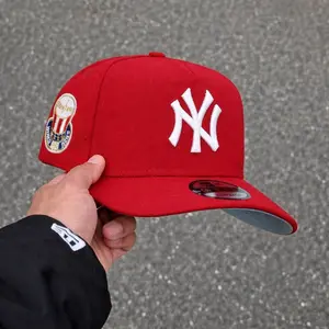 New Era New York Yankees 9FORTY Baseball Hats – Red Flat Brim Snapback Cap Featuring White NY Embroidered Team Logo, Vintage Yankees Side Patch, Streetwear Baseball Style And Classic Urban Fashion Design