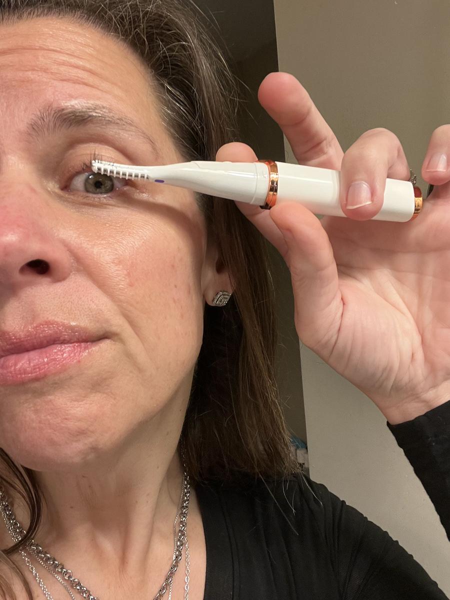 Item: RIKI EYELASH CURLER