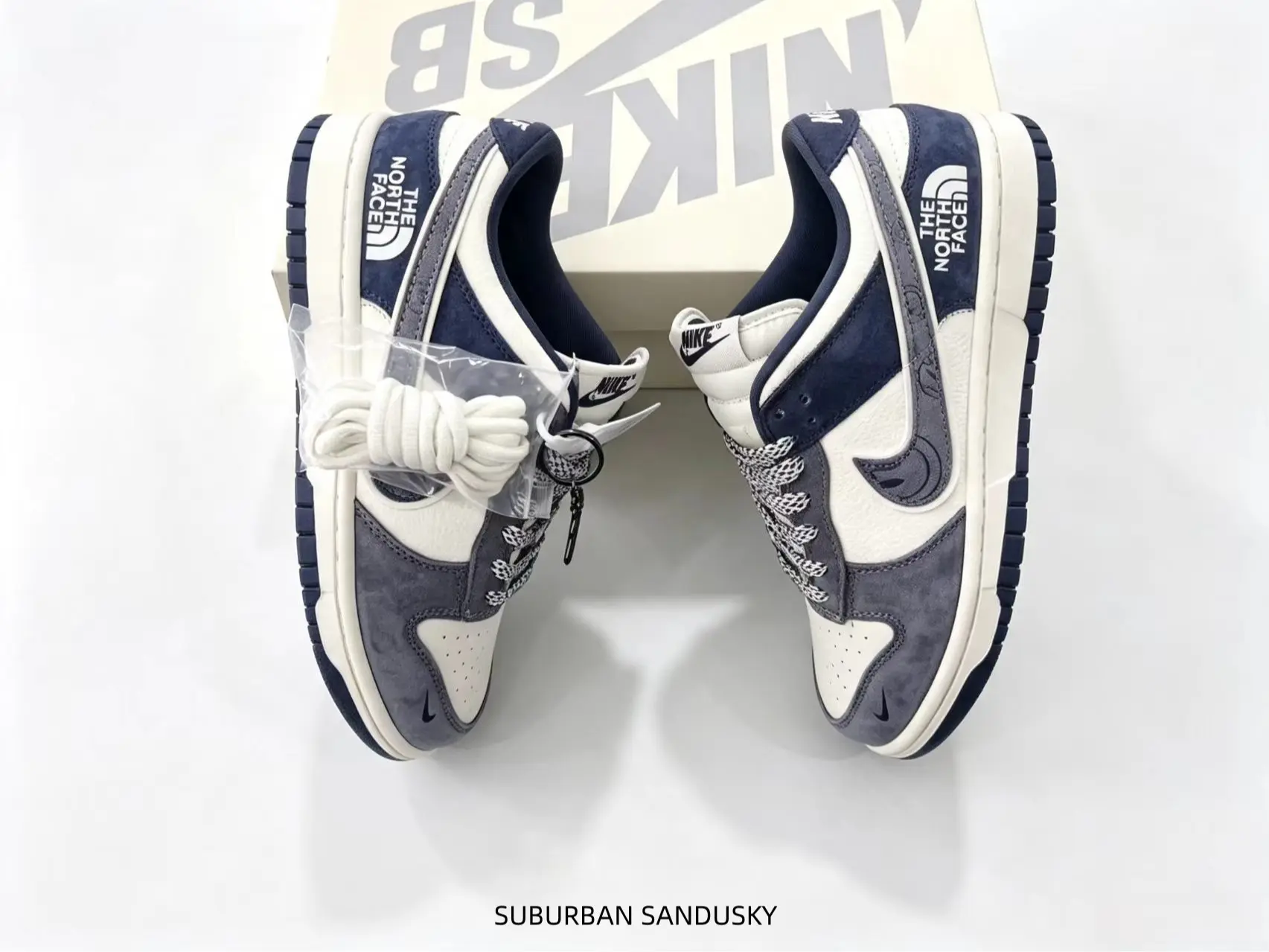 These grey, navy and off-white low-top sneakers adopt suede color-block design, bringing vintage outdoor vibes and all-day comfort for streetwear and casual daily plans.