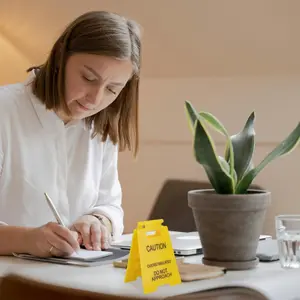 2-Pack Funny Prank Gifts, Mini Office Desk Signs, Stress Relief Gift for Colleagues, Fun Office Decor for Employees and Bosses