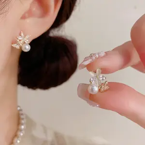 Fashionable, sweet, versatile petal butterfly pearl earrings DDES0798, exquisite and compact, suitable for daily commuting, simple earrings, 14K gold-plated