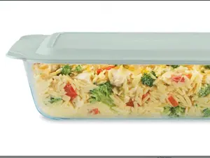 Pyrex Deep Glass Baking Dish with Plastic Lid, Deep Casserole Dish, Glass Food Container, Oven, Freezer and Microwave Safe, Clear Container, 7x11
