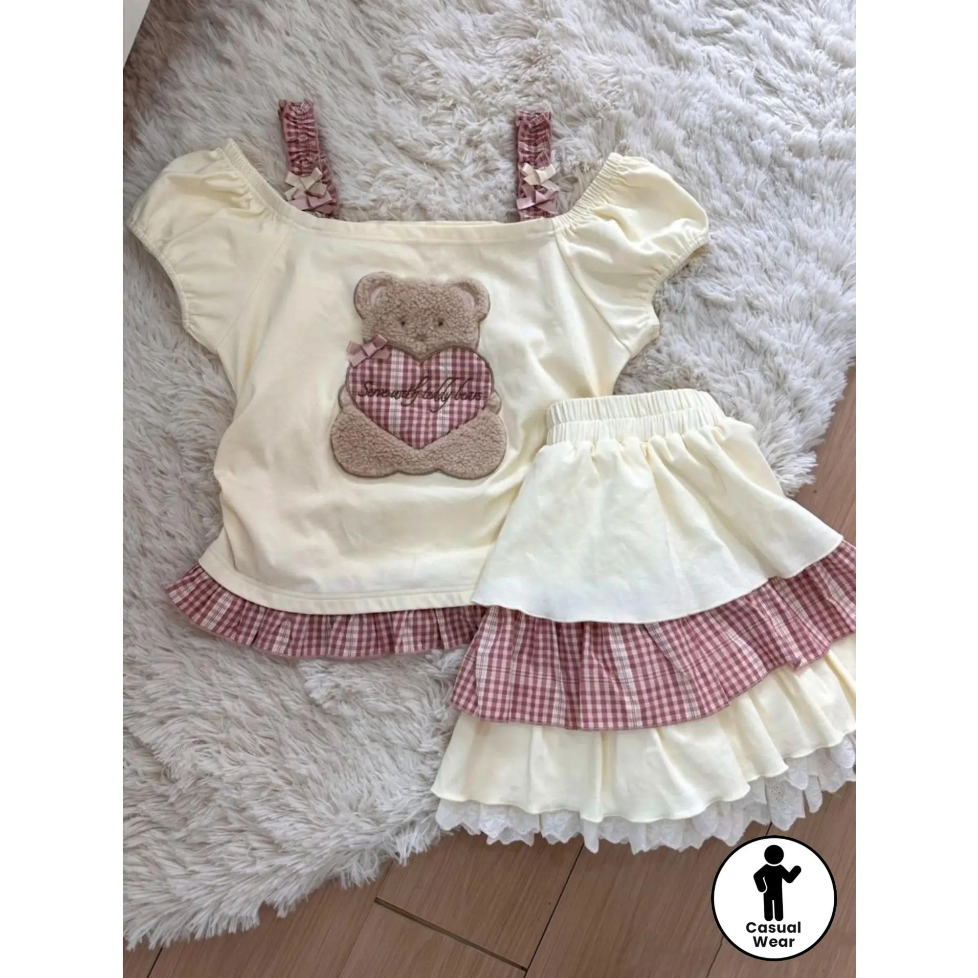 A Lovely Summer Outfit for Girls Includes a Short-Sleeved Top with Teddy Bear Patchwork And a Lace-Trimmed Cake Skirt, Making It Both Comfortable And Casual