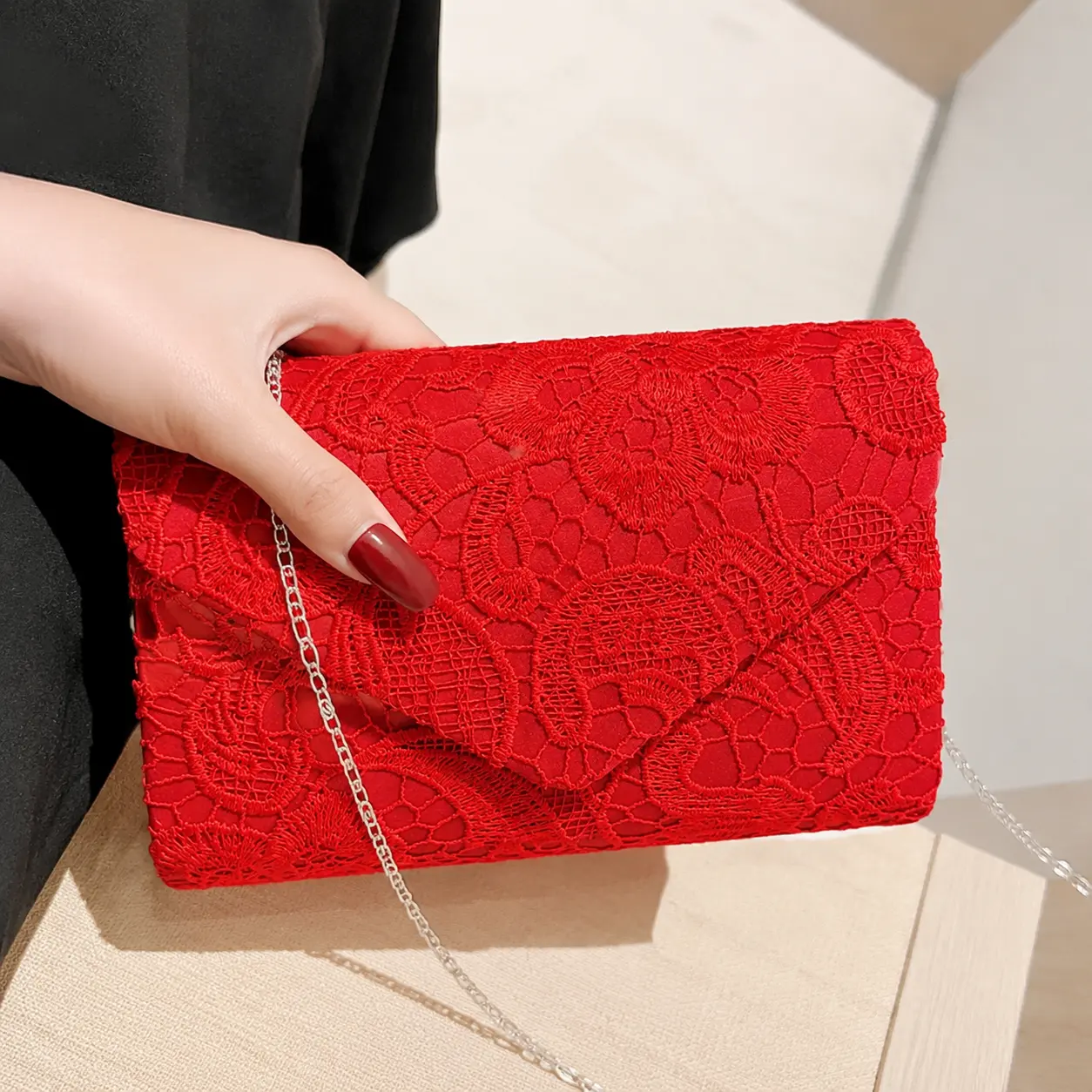 Elegant Embroidered Evening Clutch for Women – Exquisite Chain Clutch, Stylish Party Bag, Trendy Shoulder Clutch, Beautifully Embellished Clutch