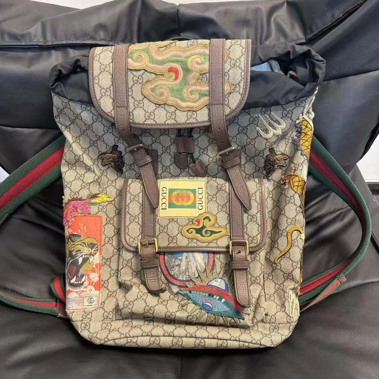 Pre-owned GUCCI Pre loved GG Supreme Embroidered Tiger Patch Backpack SBA