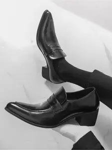 1 Pair of Solid Colored High-heeled Pointed Men Loafers