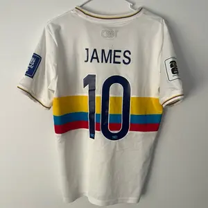 James Jersey Size M - Pre-Owned White Football Shirt with James 10 Print and Colorful Stripes