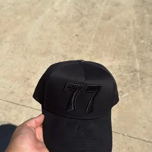 Barbas "77" Gorra Negra con Diseño de Número 77 para Estilo Urbano