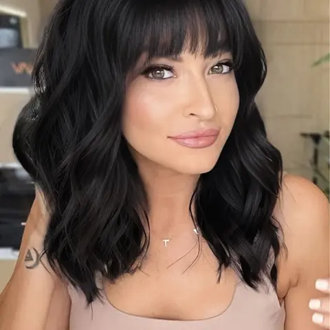 AISI HAIR Women's Premium Synthetic Bob Wig with Bangs - Short Black Wavy Heat-Resistant Hair Replacement Full Machine Wig, No Excess Bulk, Natural Look, Flex Cap, Hair Replacement Wigs